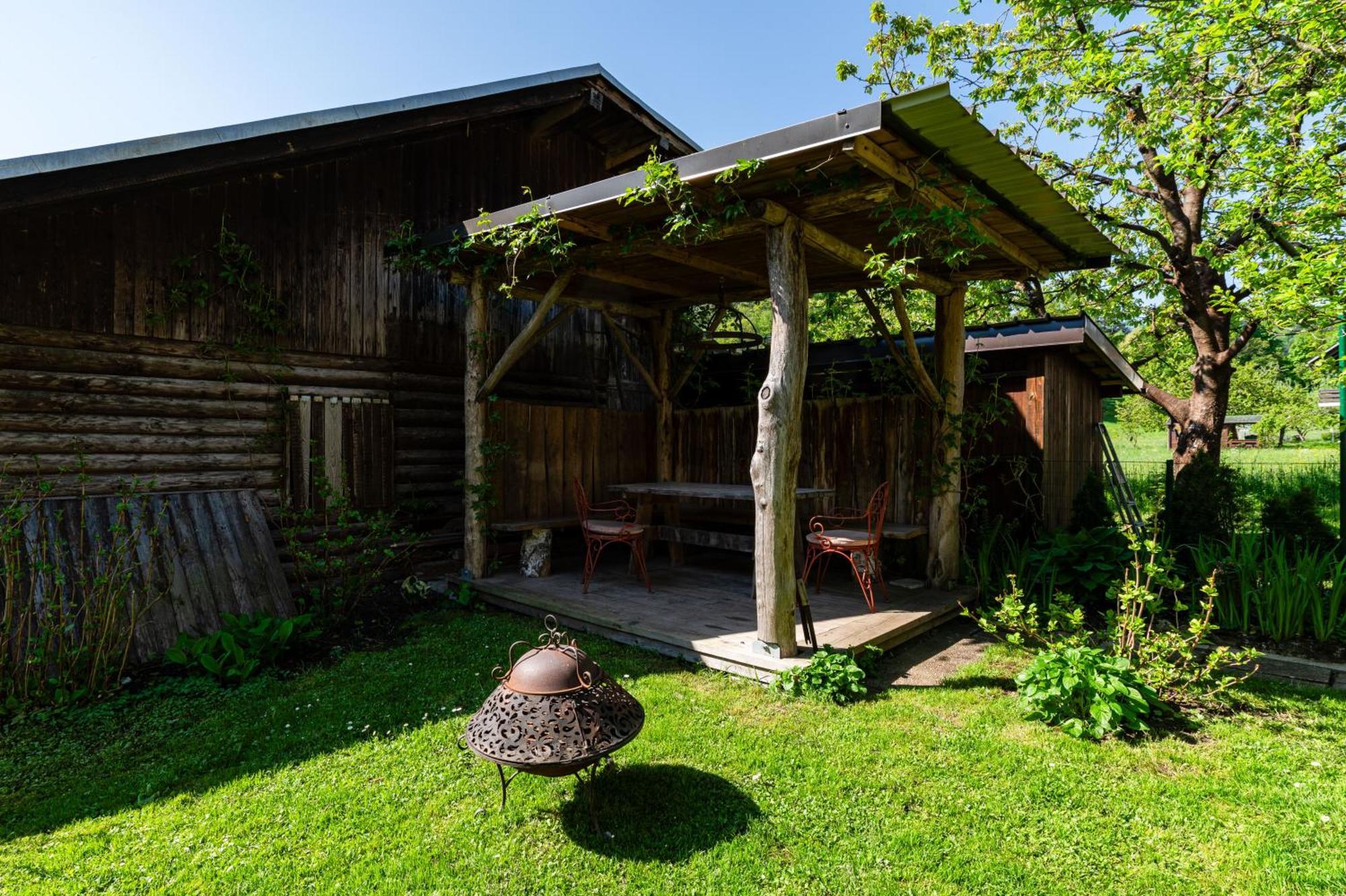 House, Garden And A Green Cat Bled Esterno foto